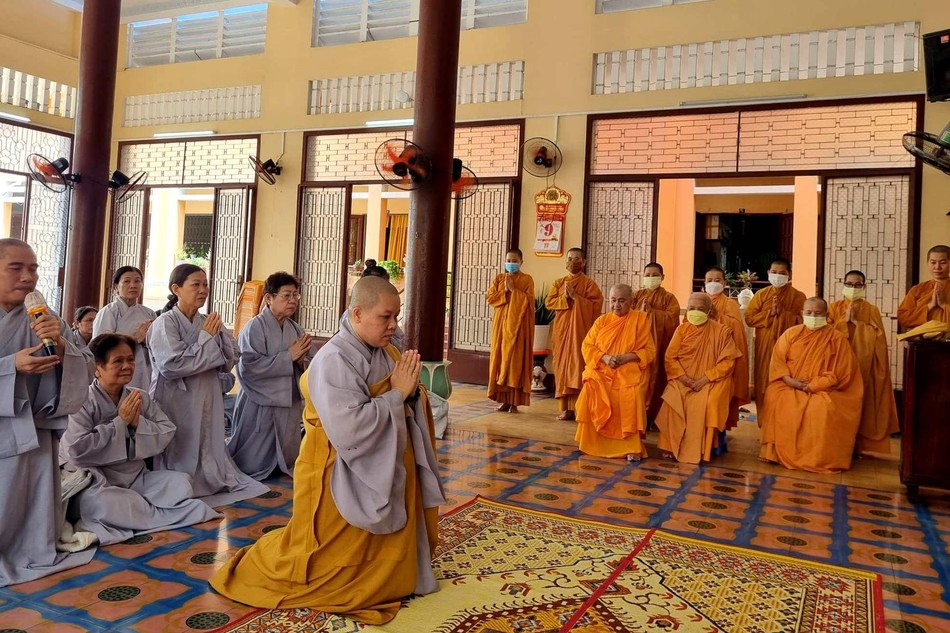 Sư cô Thích nữ Thánh Tâm đại diện đoàn tác bạch cúng dường tại tịnh xá Ngọc Phương