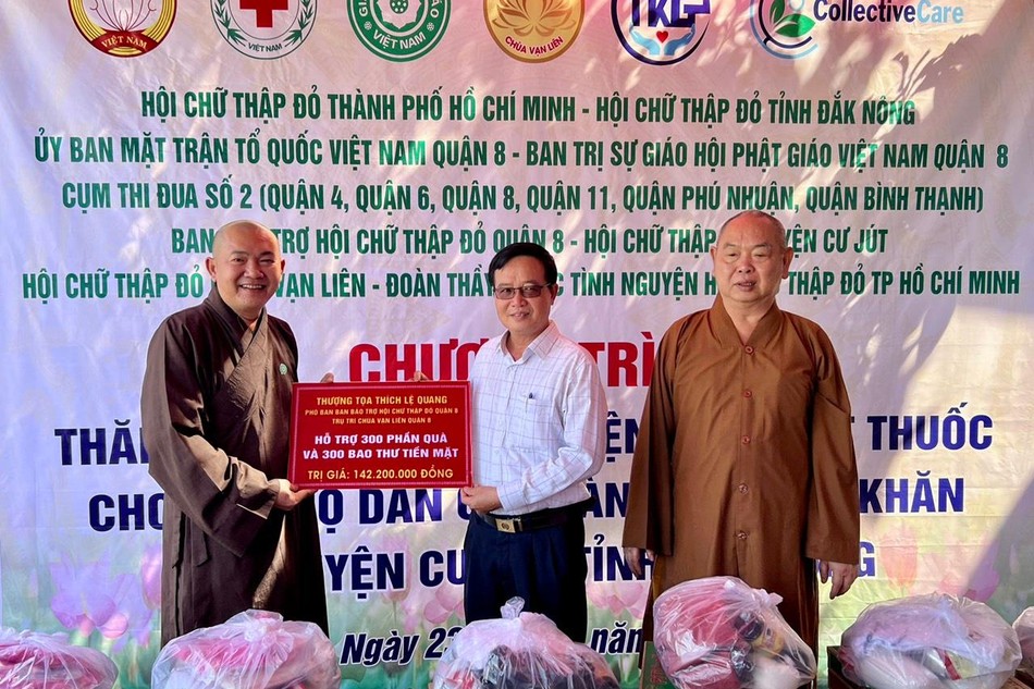 Đoàn từ thiện trao quà tại huyện Cư Jut