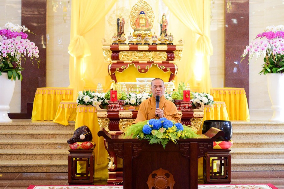 Thượng tọa Thích Trí Chơn đăng tòa thuyết pháp tại pháp hội Việt Nam Quốc Tự