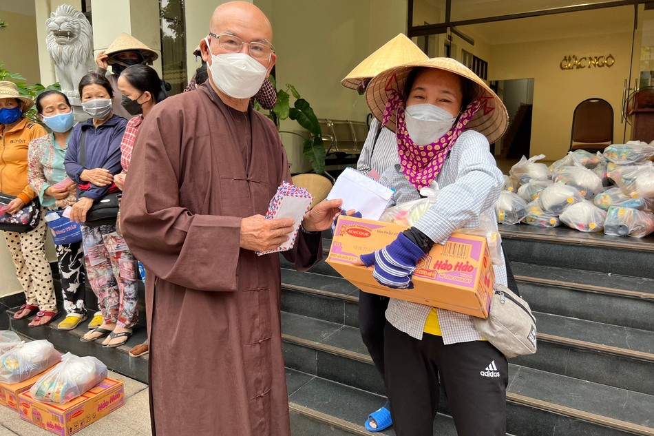 Hòa thượng Thích Tâm Viên trao quà của Phật tử ủng hộ đến người nghèo, cơ nhỡ - Ảnh: M.Tuyền