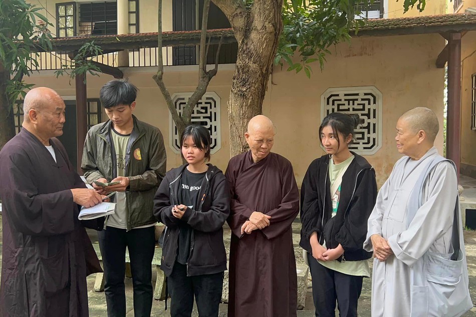 Trao học bổng đến 3 học sinh, sinh viên có hoàn cảnh khó khăn