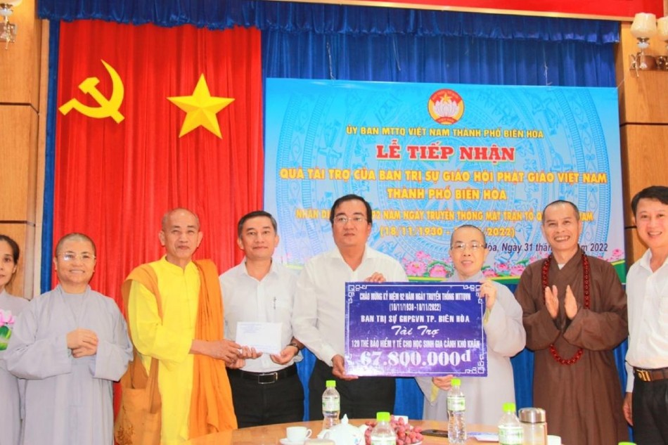 Ban Trị sự GHPGVN TP.Biên Hòa trao bảng 120 thẻ bảo hiểm để tặng cho học sinh nghèo