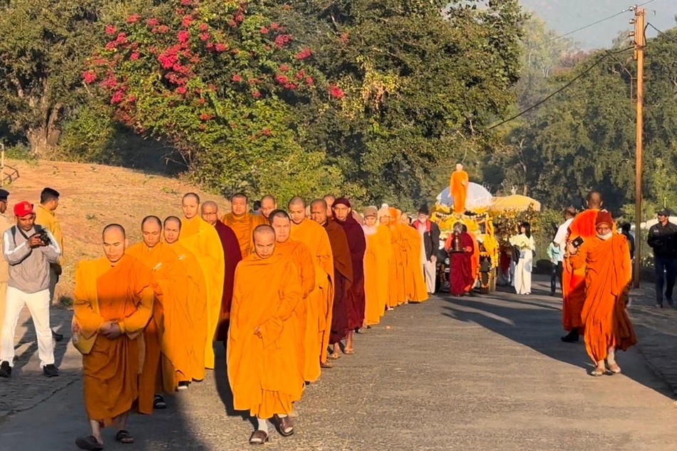 Chư Tăng Việt Nam cùng các pháp lữ nhiễu Phật tại Đại bảo tháp Sanchitháp