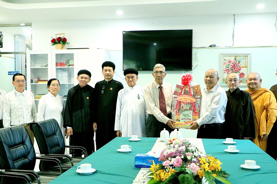 Ông Huỳnh Phú Quý, Phó ban Dân vận Tỉnh ủy tỉnh Bình Dương làm trưởng đoàn chúc mừng Giáng sinh