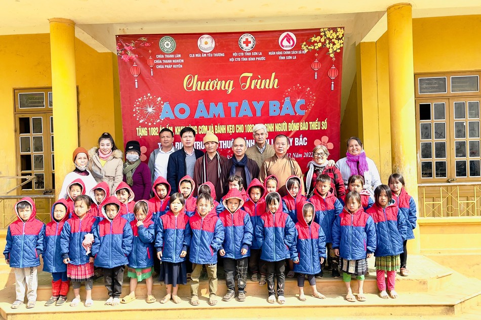 Đoàn từ thiện chùa Thanh Lâm, Thanh Nghiêm, Pháp Huyền trao quà cho học sinh