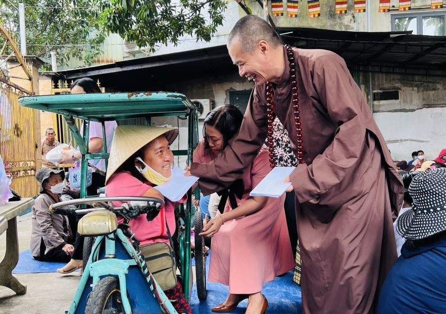 Thượng tọa Thích Minh Trí, trụ trì chùa Phúc Lâm trao quà đến người khuyết tật