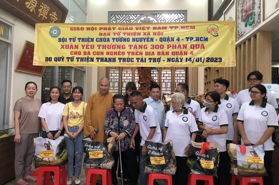 Hội Từ thiện chùa Tường Nguyên trao quà Tết đến người nghèo Q.4, TP.HCM