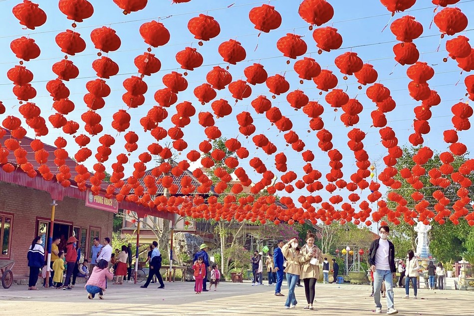 Một góc chùa Chí Linh ngày mồng 2 Tết Quý Mão