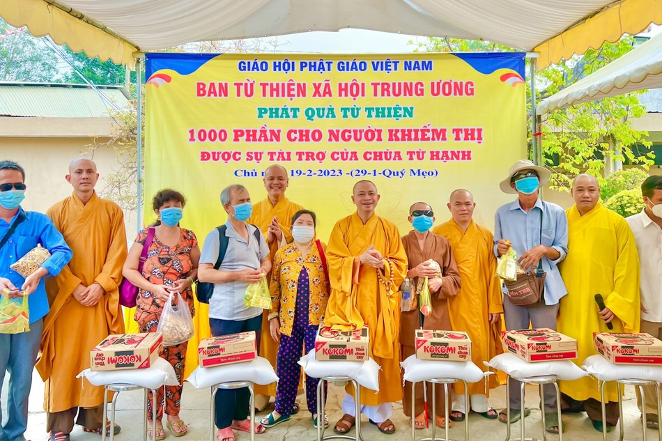 Ban Từ thiện xã hội T.Ư, chùa Từ Hạnh trao quà đến bà con khiếm thị - Ảnh: CTV