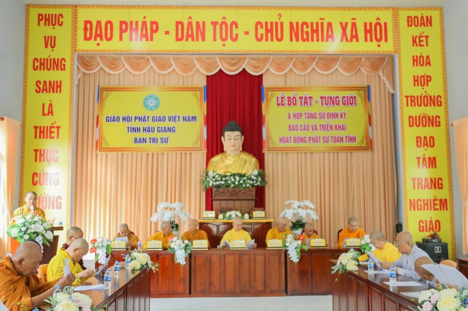 Chư tôn đức tham gia họp