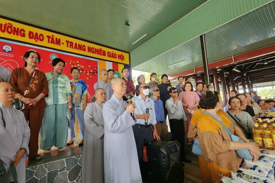 Ni sư Thích nữ Như Hiền có lời động viên bà con trước khi trao quà