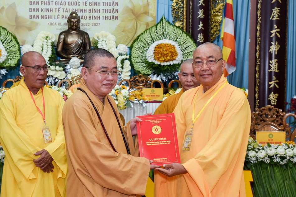 Hòa thượng Thích Minh Nhật trao quyết định đến Trưởng ban Kinh tế-Tài chính Phật giáo tỉnh nhiệm kỳ 2022-2027