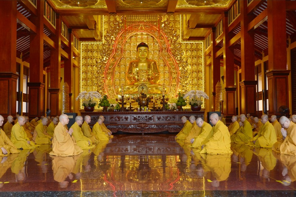 Đại chúng thính giới tại chánh điện Việt Nam Quốc Tự