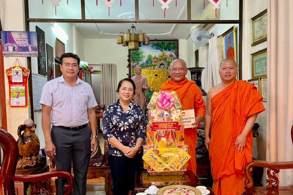 Bà Trần Kim Yến trao quà chúc mừng Tết Chôl Chnăm Thmây đến Hòa thượng Danh Lung cùng chư Tăng - Ảnh: C.H.T