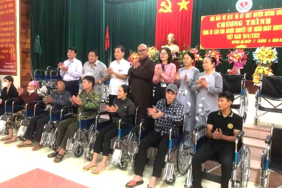 Đại đức Thích Nguyên Quang, Hội Bảo vệ quyền trẻ em và Bảo trợ người khuyết tật H.Quỳnh Lưu trao xe lăn đến người khuyết tật 