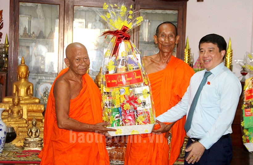 Ông Y Thanh Hà Niê K’đăm trao quà chúc Tết cổ truyền đến chư vị Hòa thượng