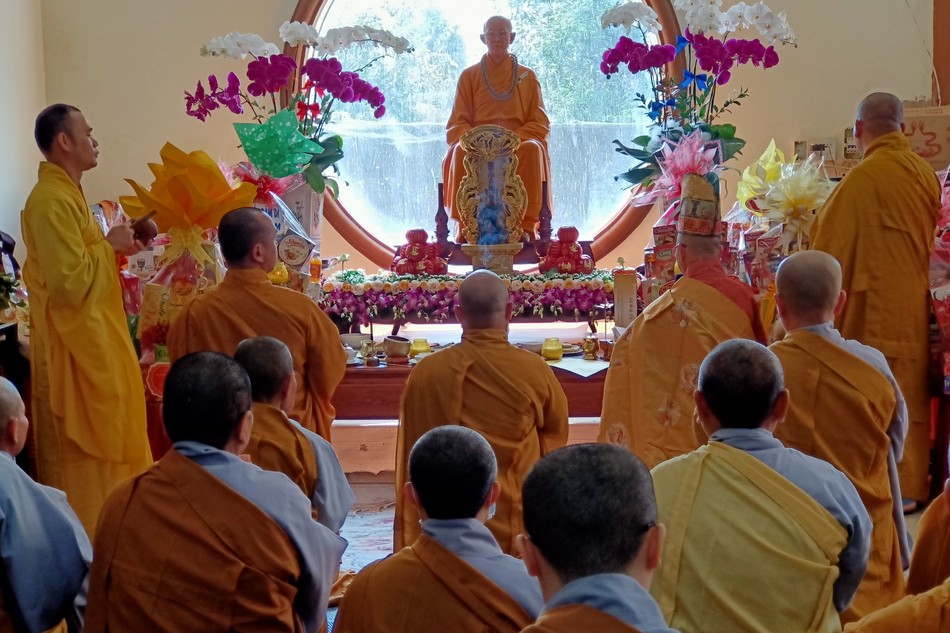 Chư tôn đức tưởng niệm Hòa thượng Thích Từ Hương