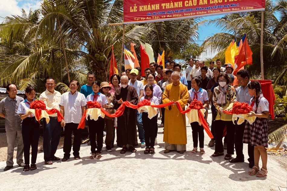 Cắt băng khánh thành cầu bê-tông An Lạc Phúc Quý