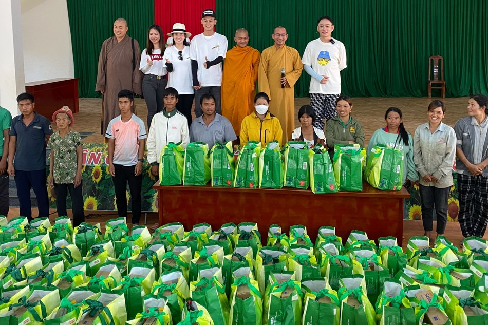 Chư tôn đức tổ chức trao quà đến bà con khó khăn H.Đắc GLong - Ảnh: TN