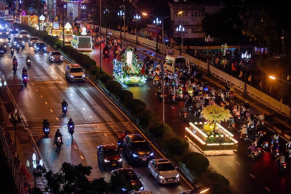 Sắc màu xe hoa diễu hành kính mừng Đại lễ Phật đản tại TP.HCM