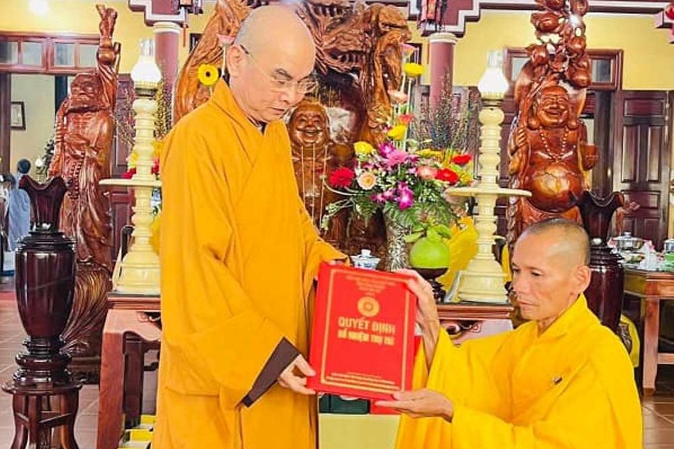 Thượng tọa Thích Tỉnh Cường trao quyết định bổ nhiệm trụ trì chùa Thanh Nguyên đến Đại đức Thích Đức Thành
