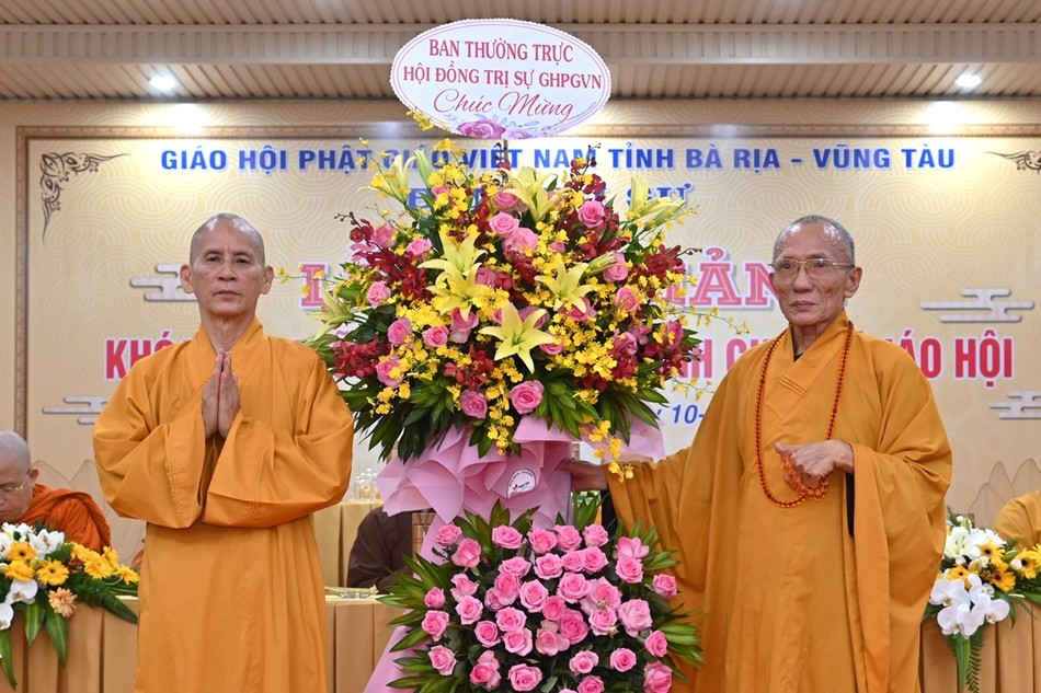 Hòa thượng Thích Thiện Thống tặng lẵng hoa chúc mừng của Ban Thường trực Hội đồng Trị sự đến Hòa thượng Thích Huệ Trí