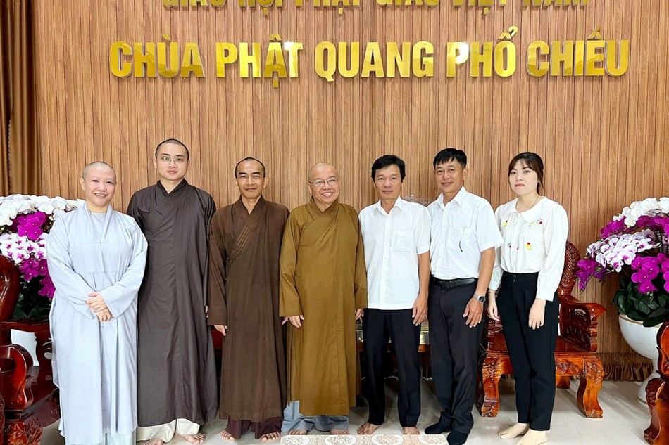 Ông Lê Văn Núi, Trưởng ban Tôn giáo tỉnh làm trưởng đoàn thăm trường hạ Phật Quang Phổ Chiếu