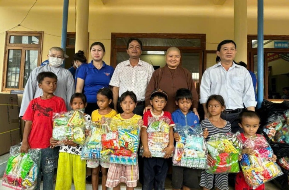 Ban Từ thiện xã hội Phật giáo H.Tánh Linh tặng quà đến các em học sinh trên địa bàn huyện.