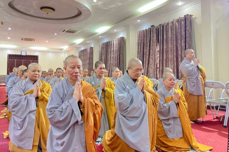 Ni trưởng Thích Đàm Lan tác bạch cúng dường trường hạ Ban Trị sự GHPGVN tỉnh Quảng Ninh