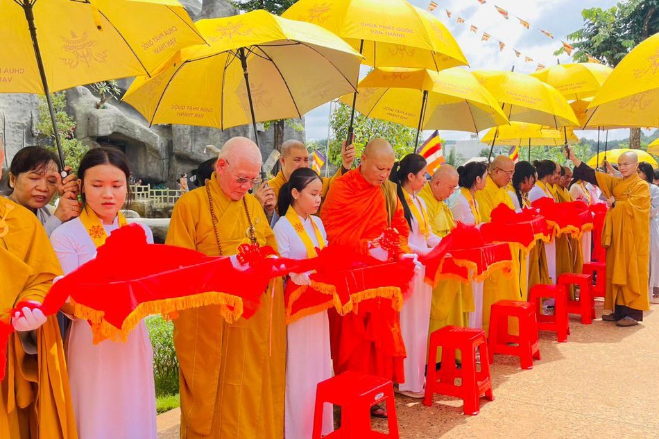 Chư tôn đức cắt băng khánh thành công trình núi Phổ Đà tại chùa Phật Quốc Vạn Thành