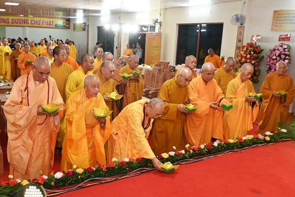 Chư tôn đức dâng nến tưởng niệm tôn sư Đại giới đàn Phước Huệ (55 năm về trước)