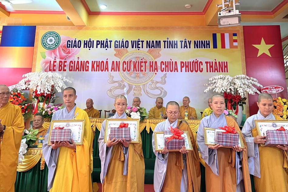 Trao Bằng công đức, tặng thưởng đến hành giả