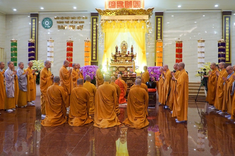 Chư tôn đức thực hiện khóa lễ cúng Phật tại Pháp hội Vu lan - Việt Nam Quốc Tự