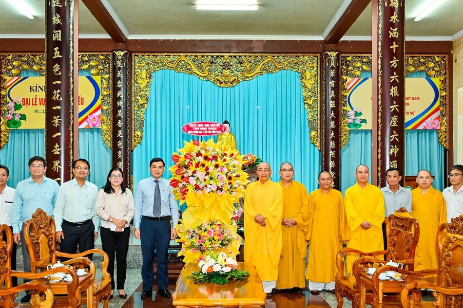 Ông Nguyễn Hoài Anh tặng hoa chúc mừng Đại lễ Vu lan đến Hòa thượng Thích Minh Nhật