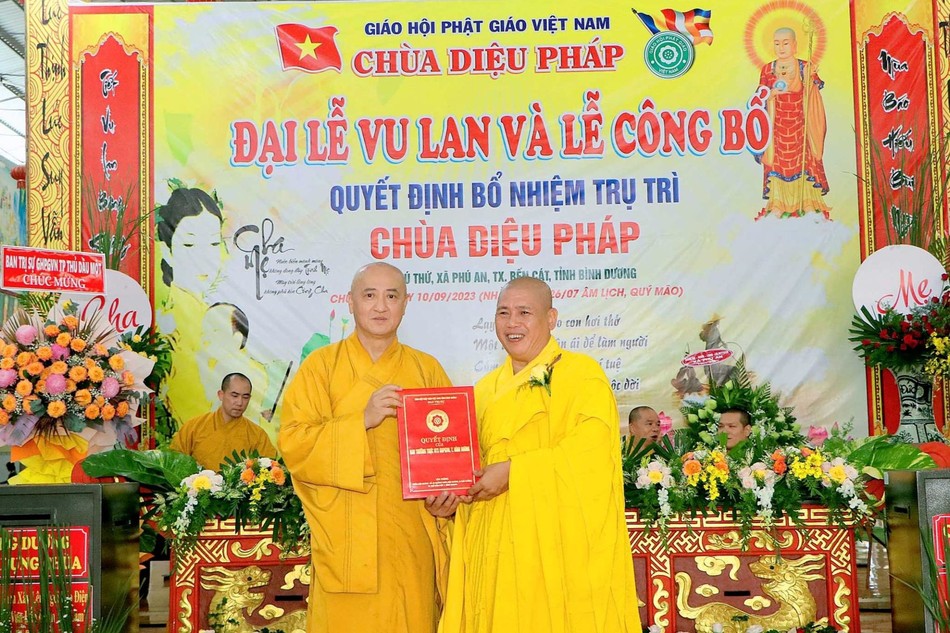 Hòa thượng Thích Huệ Thông trao quyết định bổ nhiệm trụ trì chùa Diệu Pháp đến Thượng tọa Thích Minh Tân