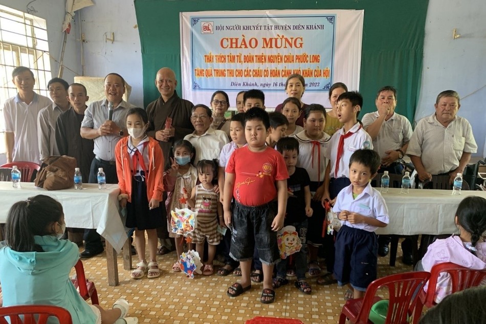 Đoàn thiện nguyện chùa Phước Long trao quà Tết Trung thu cho trẻ em khuyết tật H.Diên Khánh 
