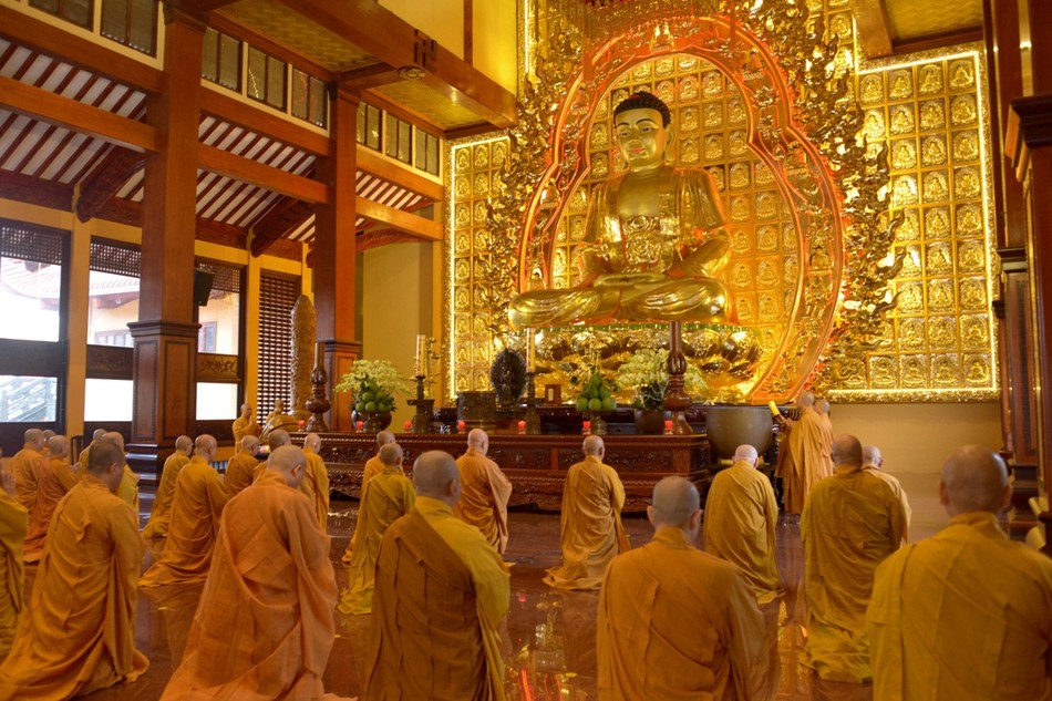 Chư tôn đức thành kính đảnh lễ Tam bảo tại chánh điện Việt Nam Quốc Tự