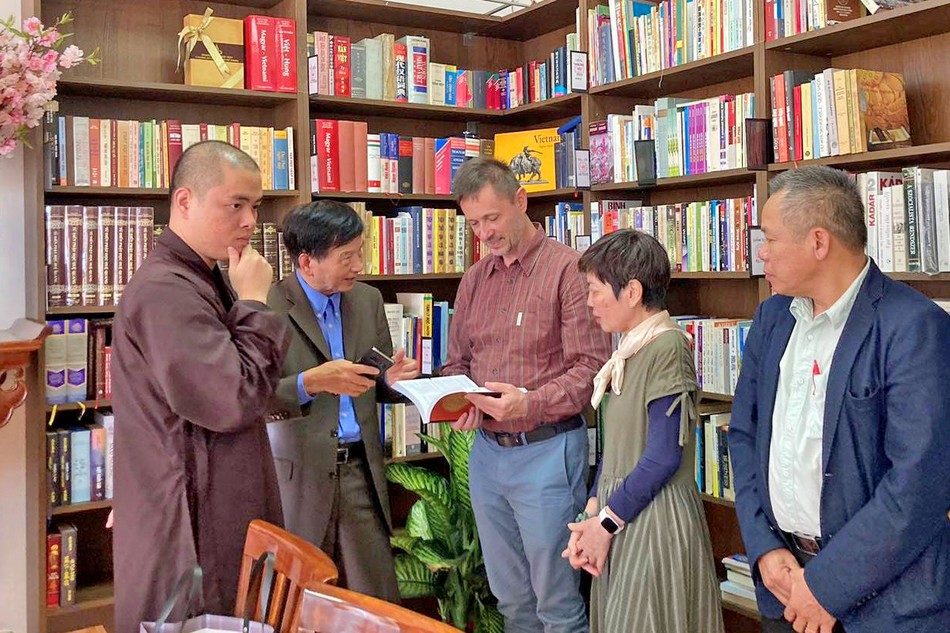 Ông Balogdhi Tibor, Đại sứ Hungary tại Việt Nam tham quan Thư viện Vinabudh thuộc chùa Tuệ Giác