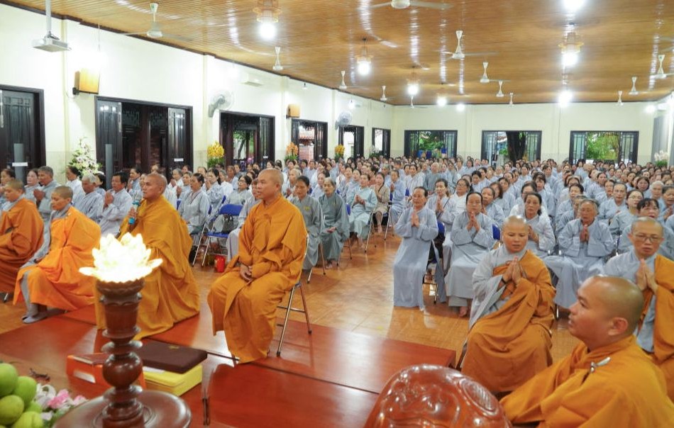 Hơn 500 Phật tử đã vân tập về tổ đình Vạn Đức tu Ngày an lạc