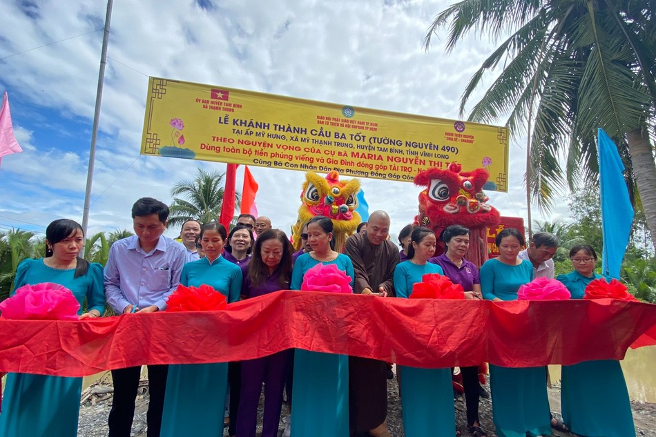 Cắt băng khánh thành cầu bê-tông Ba Tốt tại H.Tam Bình, Vĩnh Long - Ảnh: TN