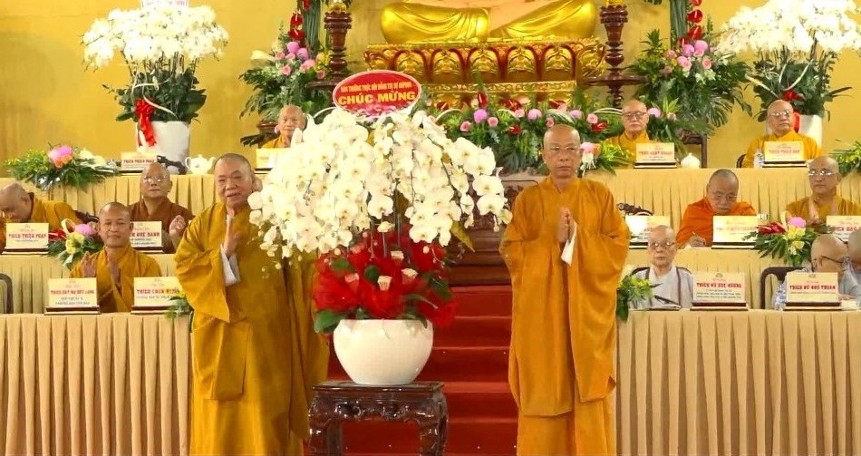 Hòa thượng Thích Thiện Pháp tặng hoa chúc mừng của Ban Thường trực Hội đồng Trị sự