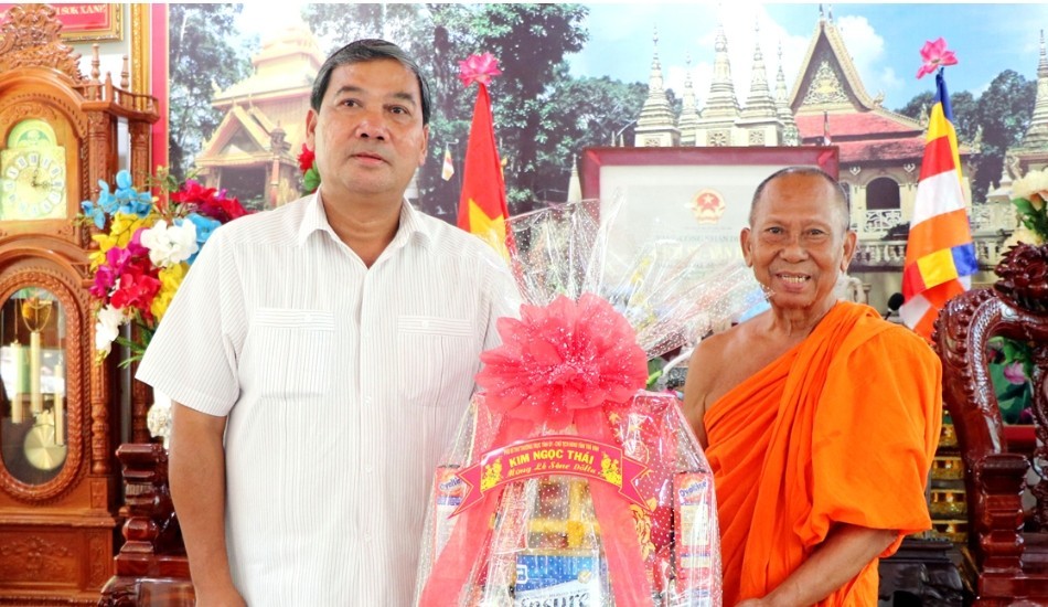 Ông Kim Ngọc Thái chúc mừng Hòa thượng Thạch Sok Xane nhân lễ Sene Đôn-ta