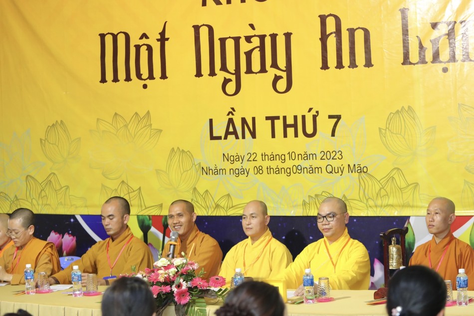 Chư tôn đức trong Ban Hoằng pháp GHPGVN H.Hàm Thuận Bắc tham gia giải đáp Phật pháp tại khóa tu