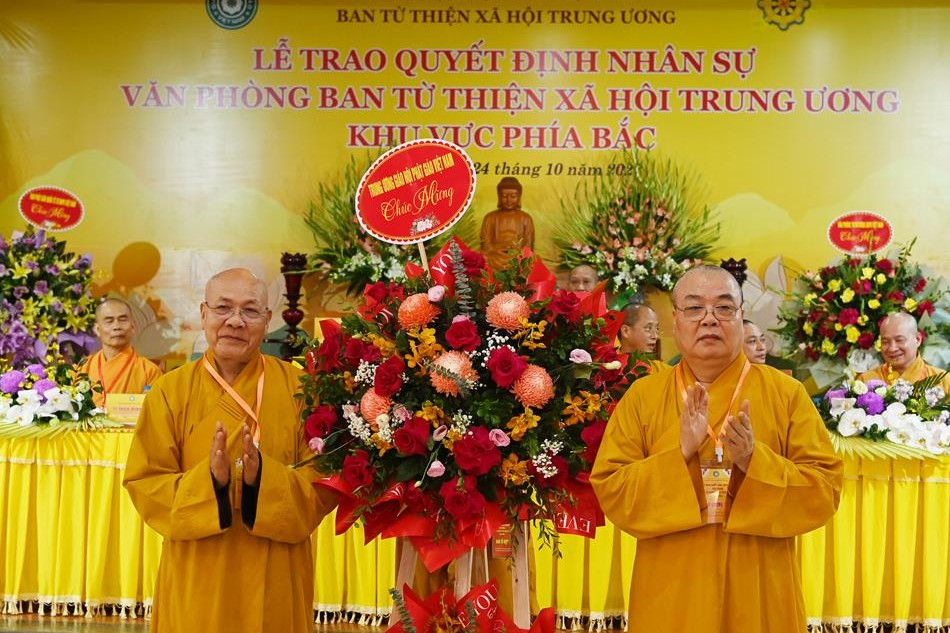 Hòa thượng Thích Thanh Nhiễu tặng lẵng hoa chúc mừng đến Hòa thượng Thích Quảng Tùng