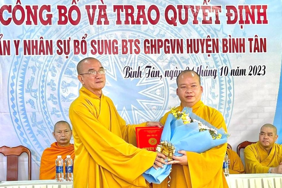 Thượng tọa Thích Lệ Lạc, Trưởng ban Trị sự tỉnh trao quyết định và chúc mừng đến Đại đức Thích Tánh Bình