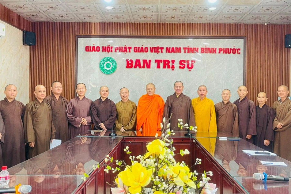 Chụp ảnh lưu niệm nhân hội nghị tổng kết hoạt động Phật sự năm 2023