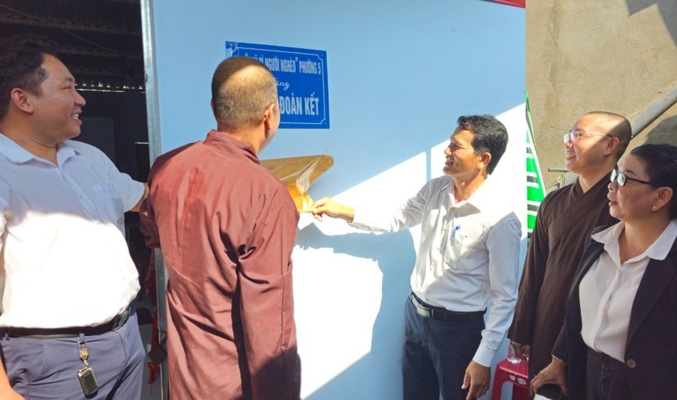 Ban Trị sự GHPGVN TP.Bến Tre phối hợp tổ chức bàn giao nhà mới đến hộ ông Nguyễn Văn Tâm