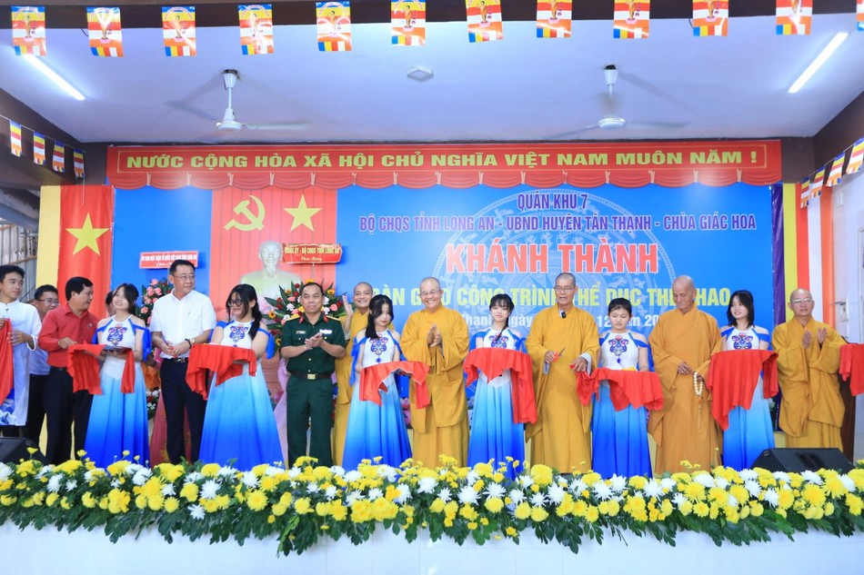 Cắt băng khánh thành công trình thể dục thể thao do Quân khu 7 và Bộ Chỉ huy Quân sự tỉnh tặng