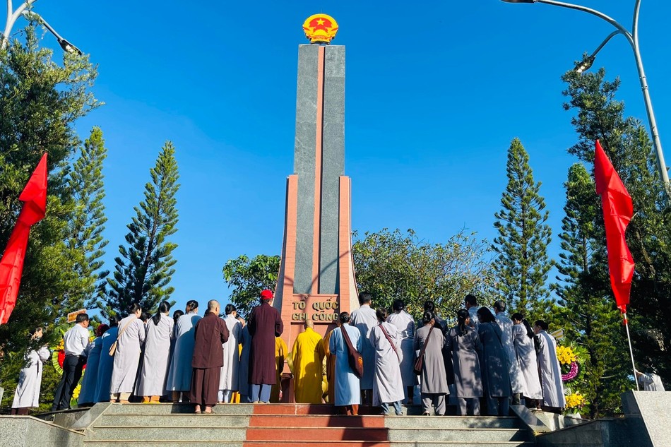 Chư tôn đức Tăng Ni trong Ban Trị sự GHPGVN huyện dâng hương tại Nghĩa trang Liệt sĩ H.Bù Đăng