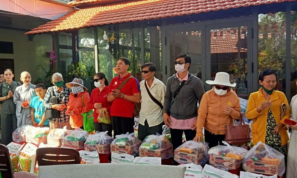 Đoàn trao quà Tết đến những hoàn cảnh khó khăn